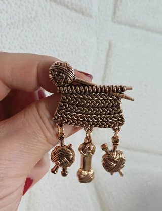 Spilla ironica lavoro a maglia