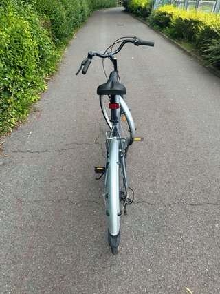 Bicicleta urbana gris