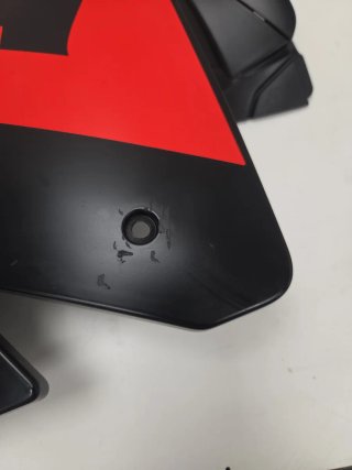 Aprilia RS 660 Negra Roja lateral izquierdo