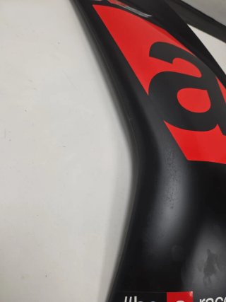 Aprilia RS 660 Negra Roja lateral izquierdo