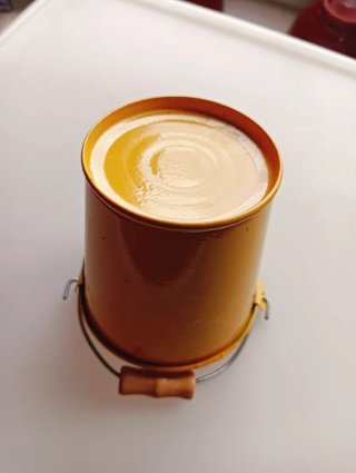 Maceta naranja metálica con asa de madera