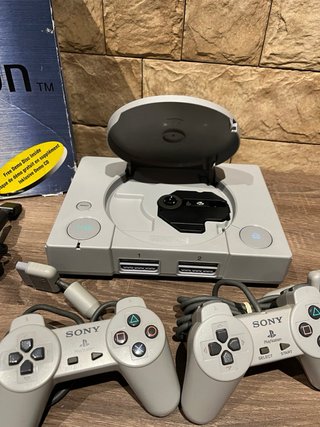 PlayStation 1 con caja y accesorios