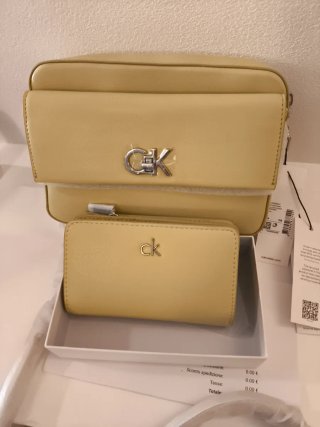 Borsa Calvin Klein e portafoglio giallo
