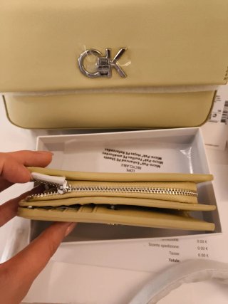 Borsa Calvin Klein e portafoglio giallo