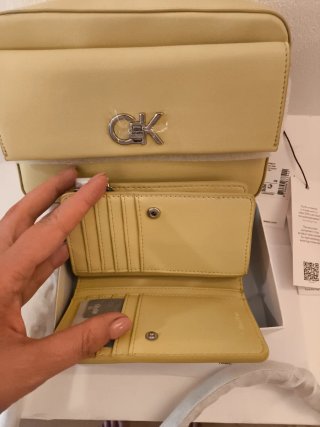 Borsa Calvin Klein e portafoglio giallo