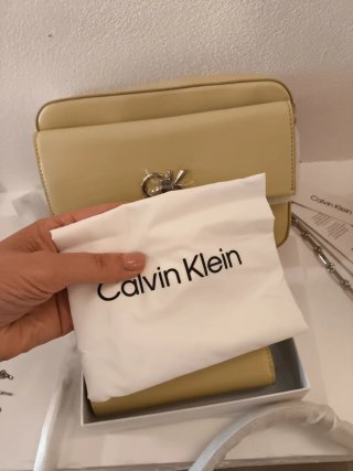 Borsa Calvin Klein e portafoglio giallo