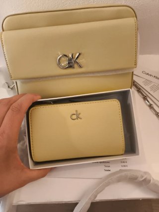 Borsa Calvin Klein e portafoglio giallo