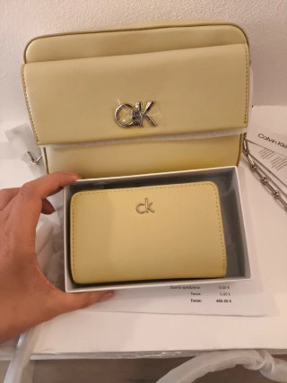 Borsa Calvin Klein e portafoglio giallo