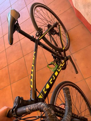 Bicicleta de carretera negra y amarilla niño niña