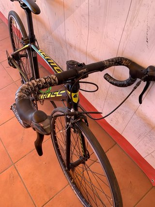 Bicicleta de carretera negra y amarilla niño niña
