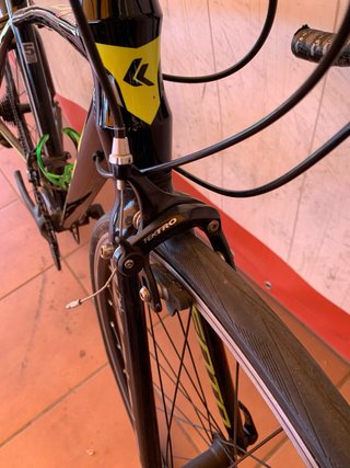 Bicicleta de carretera negra y amarilla niño niña