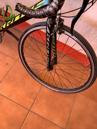 Bicicleta de carretera negra y amarilla niño niña