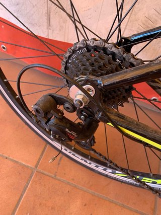 Bicicleta de carretera negra y amarilla niño niña