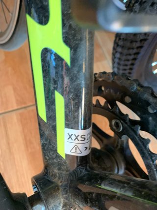 Bicicleta de carretera negra y amarilla niño niña