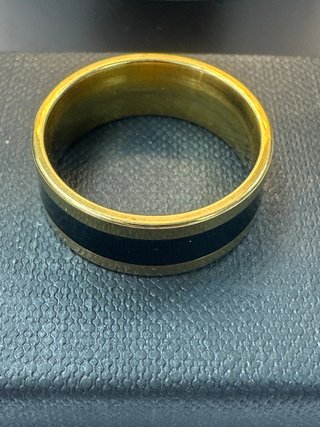 Anillo acero dorado con linea gruesa negra T21