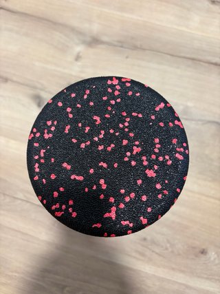 Rodillo de masaje negro y rojo