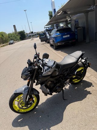 Yamaha MT-09 Naked Gris/Amarillo