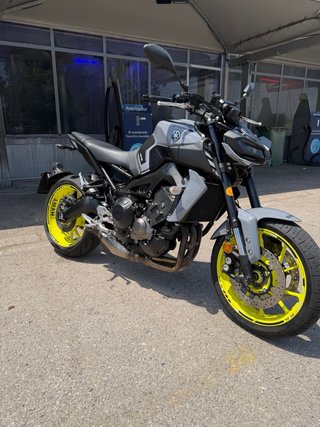 Yamaha MT-09 Naked Gris/Amarillo