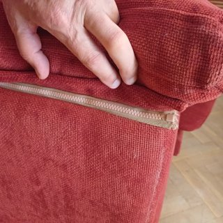 Sofá de tela rojo