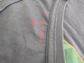 Camiseta azul con estampado de cohete