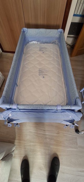 Cuna de viaje azul + colchón nuevo