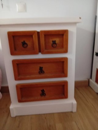 Cómoda de madera y armario de dormitorio