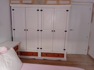 Cómoda de madera y armario de dormitorio