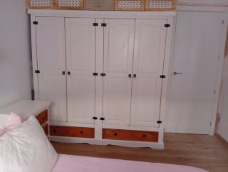 Cómoda de madera y armario de dormitorio