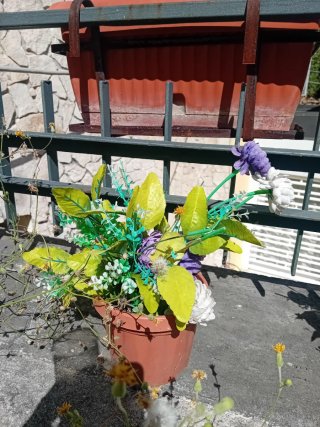 2 vasi con fiori finti