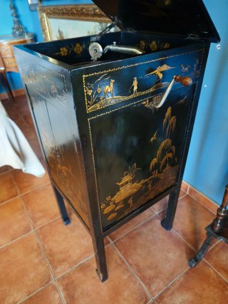 Gramófono antiguo decorado