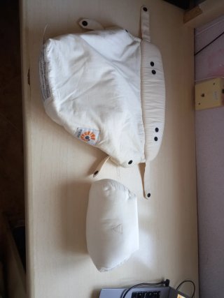 Cojín ergonómico para portabebés. Marca e