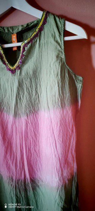 Vestido verde y rosa con adornos