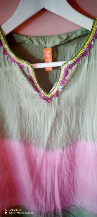 Vestido verde y rosa con adornos