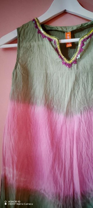 Vestido verde y rosa con adornos