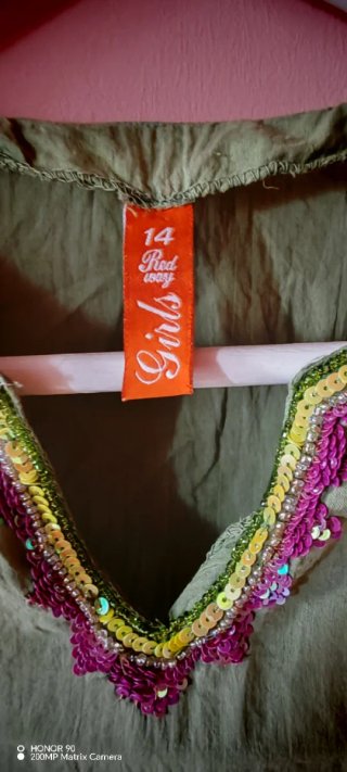 Vestido verde y rosa con adornos