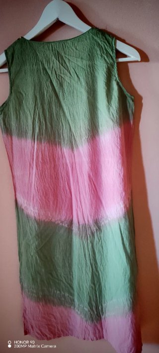 Vestido verde y rosa con adornos