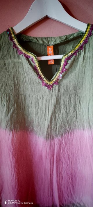 Vestido verde y rosa con adornos