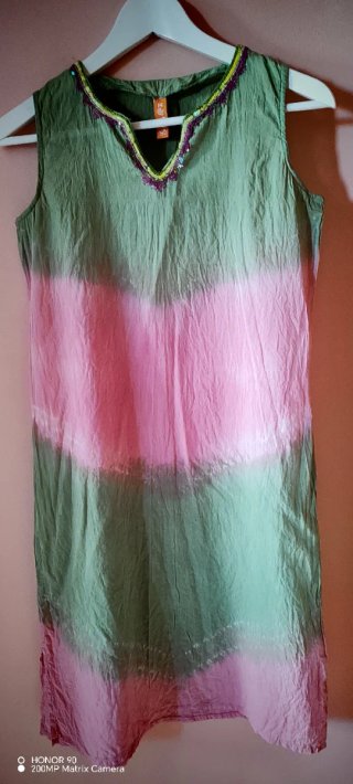Vestido verde y rosa con adornos