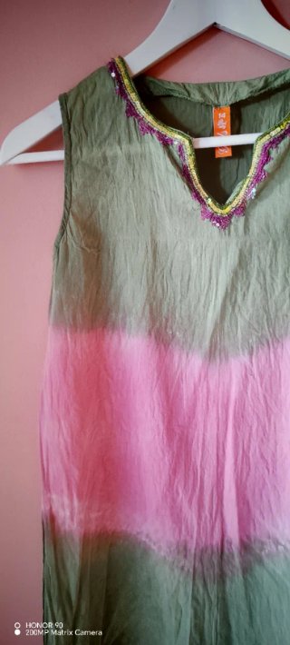 Vestido verde y rosa con adornos