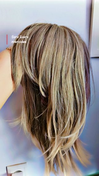 2Pelucas realistas 1 castaña de rais la otra rubia