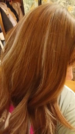 2Pelucas realistas 1 castaña de rais la otra rubia