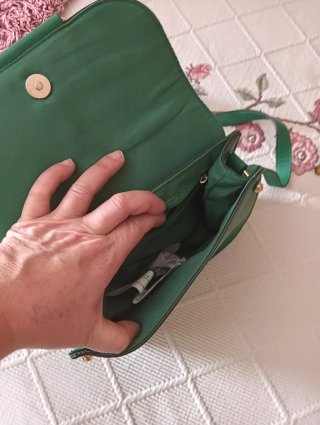 Bolso verde con detalle dorado