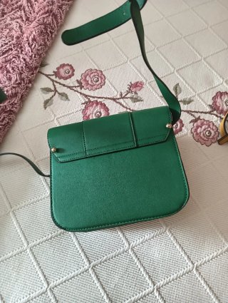 Bolso verde con detalle dorado