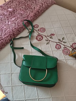 Bolso verde con detalle dorado