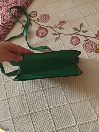 Bolso verde con detalle dorado