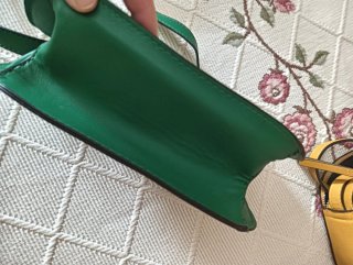 Bolso verde con detalle dorado