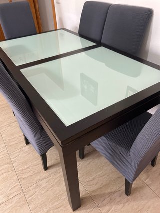 Mesa de comedor extensible.