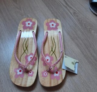 Sandalias de madera con flores rosas