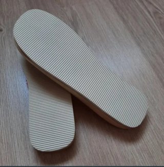 Sandalias de madera con flores rosas