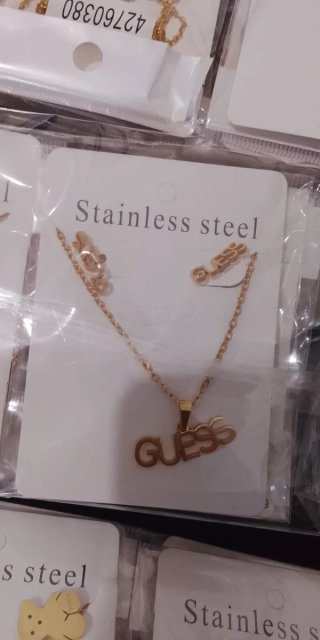 Conjunto Guess Collar y Pendientes